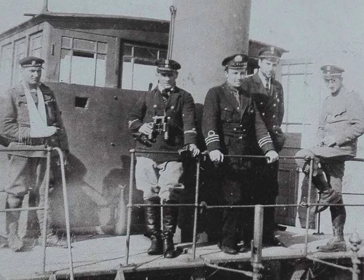 Na szczęście dla obrońców kawalerzyści nie zdążyli użyć ich do przeprawy na lewy brzeg. Zapobiegł temu ppor. mar. Stefan Jacynicz, dowódca "Neptuna", który powiadomiony o wydarzeniach pod Bobrownikami dobił do brzegu w Nieszawie, skąd zarekwirowanym samochodem przewieziono 2 ciężkie karabiny maszynowe i ostrzelano przeprawiających się komunistów. W czasie kilkugodzinnej wymiany ognia przybyły posiłki, zwalniając marynarzy ppor. mar. Jacynicza, którzy mogli wrócić na okręt. Niestety w wyniku pogłosek, jakoby żołnierze 10. Dywizji Kawalerii przeprawili się na polski brzeg Wisły dowódca rozkazał zatopić "Neptuna" i wraz z załogą wycofał się na południe, gdzie mieli podjąć dalszą walkę. Na zdjęciu: Polscy marynarze na pokładzie statku uzbrojonego