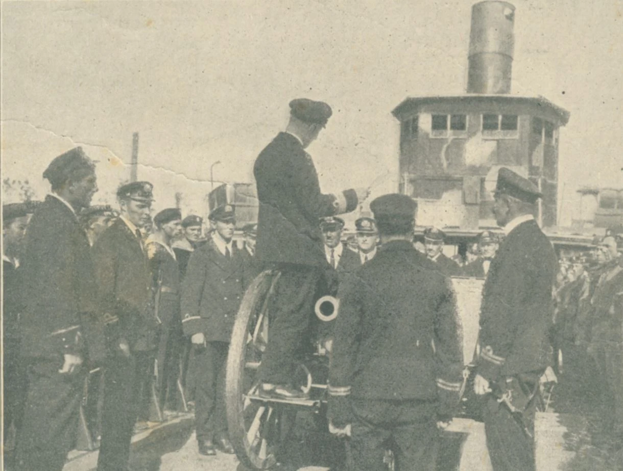 W miejsce potyczki podszedł „Lubecki”. Radzieckie siły na brzegu były coraz większe. Parowiec został ostrzelany ogniem artylerii. Zmuszony do zygzakowania wpadł na mieliznę. Po chwili na łodziach podeszli do berlinek Kozacy, grabiąc znajdujące się na nich towary, szczęśliwie dla załogi całkowicie ignorując holownik. Polskie statki jeden po drugim, mimo ostrzeżeń, wpływały wprost w paszczę lwa. Tuż po „Lubeckim” do Bobrownik podszedł „Neptun”. Na zdjęciu: Załoga na pokładzie statku uzbrojonego "Stefan Batory"