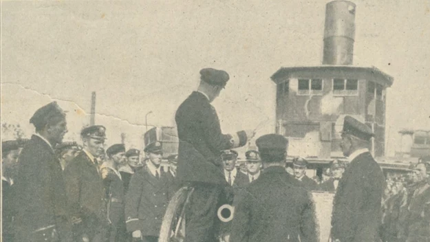 W miejsce potyczki podszedł „Lubecki”. Radzieckie siły na brzegu były coraz większe. Parowiec został ostrzelany ogniem artylerii. Zmuszony do zygzakowania wpadł na mieliznę. Po chwili na łodziach podeszli do berlinek Kozacy, grabiąc znajdujące się na nich towary, szczęśliwie dla załogi całkowicie ignorując holownik. Polskie statki jeden po drugim, mimo ostrzeżeń, wpływały wprost w paszczę lwa. Tuż po „Lubeckim” do Bobrownik podszedł „Neptun”. 

Na zdjęciu: Załoga na pokładzie statku uzbrojonego "Stefan Batory"