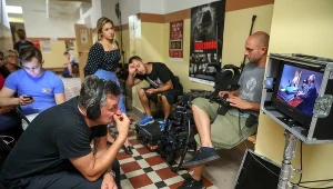 Artur Dziurman (pierwszy z lewej) na planie serialu "Pasjonaci"