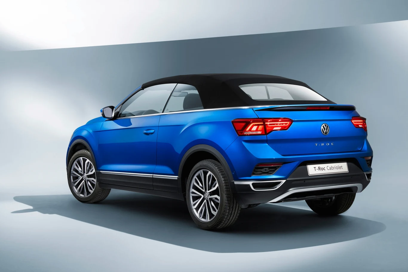 Premiera T-Roc’a Cabriolet zaplanowana została na wrześniowy salon we Frankfurcie. Auto trafić ma na drogi wiosną przyszłego roku. Premiera T-Roc’a Cabriolet zaplanowana została na wrześniowy salon we Frankfurcie. Auto trafić ma na drogi wiosną przyszłego roku.