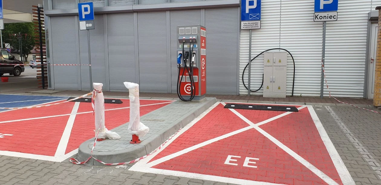 Stacja ładowania "elektryków" na krakowskim Orlenie gotowa od wielu miesięcy, ale wciąż nieczynna Stacja ładowania "elektryków" na krakowskim Orlenie gotowa od wielu miesięcy, ale wciąż nieczynna