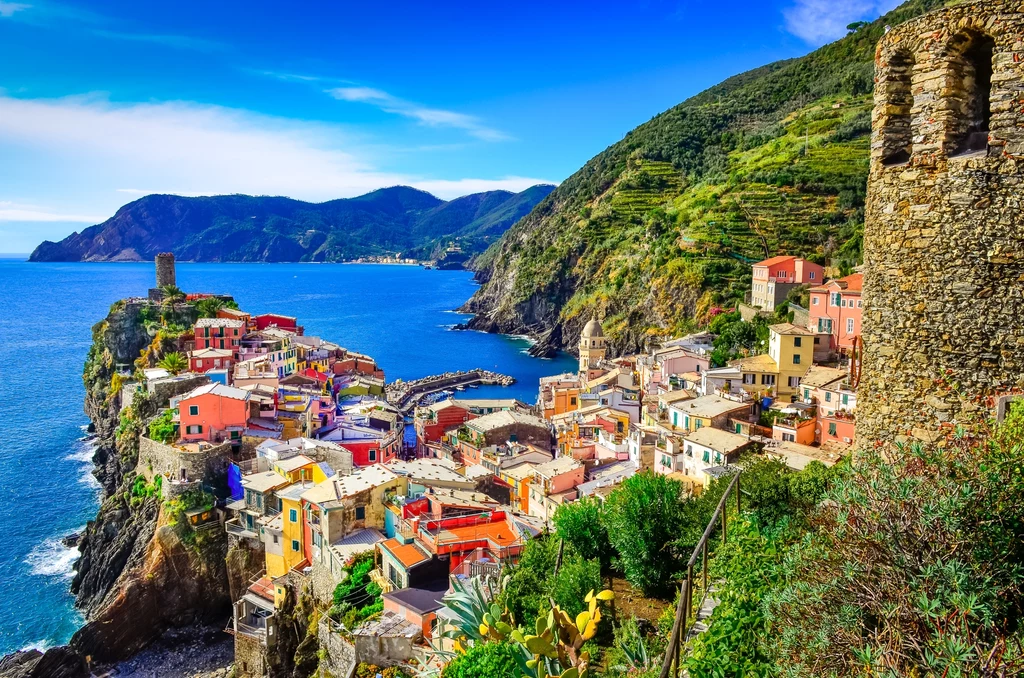 Corniglia – tu można zapomnieć o zatłoczonych uliczkach i hałasie. Corniglia jako jedyna z pięciu miasteczek nie ma dostępu do morza, jednak nadrabia widokami. Centrum miasta położone jest około sto metrów nad jego poziomem, a prowadzą do niego schody złożone z 382 stopni, tzw. Lardarina. Corniglia – tu można zapomnieć o zatłoczonych uliczkach i hałasie. Corniglia jako jedyna z pięciu miasteczek nie ma dostępu do morza, jednak nadrabia widokami. Centrum miasta położone jest około sto metrów nad jego poziomem, a prowadzą do niego schody złożone z 382 stopni, tzw. Lardarina.