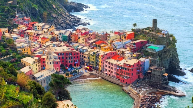 Vernazza - kameralna plaża, skały łączące się z Morzem Liguryjskim. Przez wielu uznawana za najładniejsze z miast Cinque Terre, mimo że wskutek powodzi w 2011 roku ucierpiała najbardziej. Pastelowe kamienice na wzgórzach są dopełnieniem uroku tego miejsca.