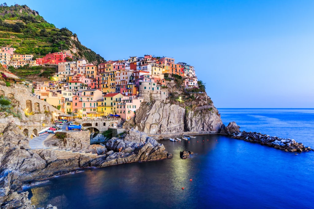 Manarola – prawdopodobnie najstarsze z miasteczek Cinque Terre. To właśnie tam znajduje się słynna Ścieżka Miłości chętnie odwiedzana przez zakochanych. Jeśli odwiedzimy Manarolę zimą, będziemy mogli podziwiać największą na świecie Szopkę Bożonarodzeniową otwartą od 8 grudnia do 31 stycznia. Manarola – prawdopodobnie najstarsze z miasteczek Cinque Terre. To właśnie tam znajduje się słynna Ścieżka Miłości chętnie odwiedzana przez zakochanych. Jeśli odwiedzimy Manarolę zimą, będziemy mogli podziwiać największą na świecie Szopkę Bożonarodzeniową otwartą od 8 grudnia do 31 stycznia.