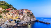 Manarola – prawdopodobnie najstarsze z miasteczek Cinque Terre. To właśnie tam znajduje się słynna Ścieżka Miłości chętnie odwiedzana przez zakochanych. Jeśli odwiedzimy Manarolę zimą, będziemy mogli podziwiać największą na świecie Szopkę Bożonarodzeniową otwartą od 8 grudnia do 31 stycznia.