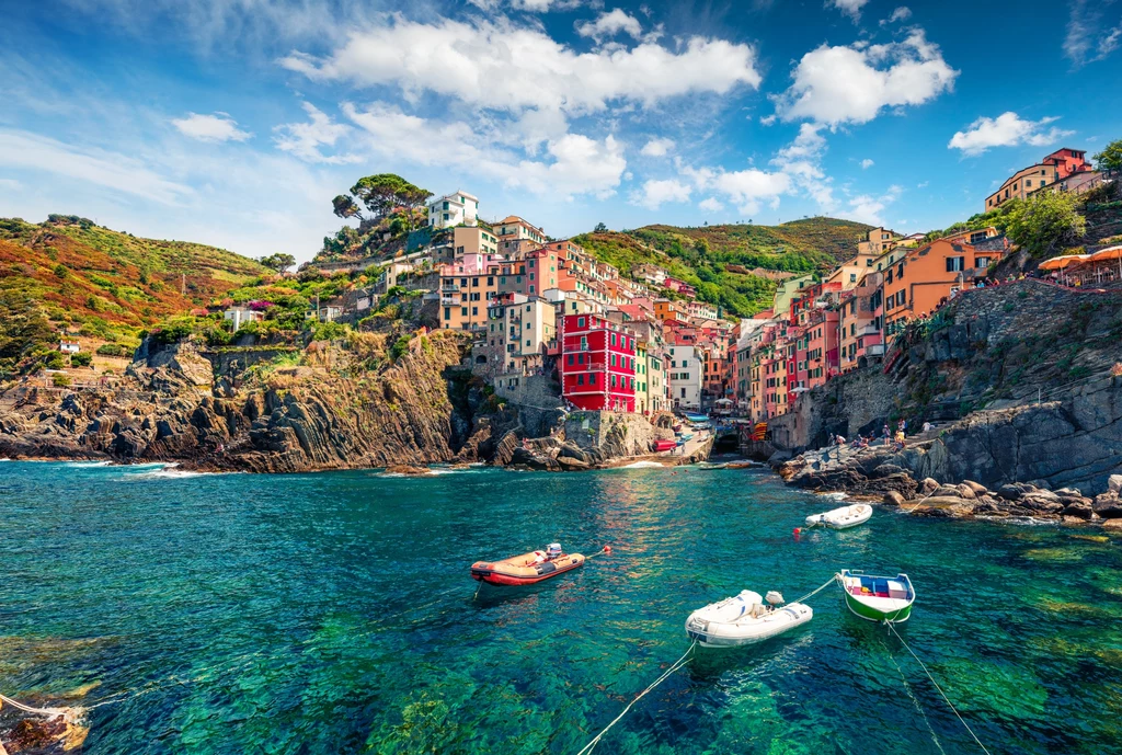 Riomaggiore – swoją bajkowość zawdzięcza nie tylko ścieżkom i zachwycającym, kamienistym plażom, lecz także schodzącym do morza kamienicom, niektórym liczącym około 700 lat. Miasteczko otaczają winnice- samo Riomaggiore słynie z pysznego, lokalnego wina. Riomaggiore – swoją bajkowość zawdzięcza nie tylko ścieżkom i zachwycającym, kamienistym plażom, lecz także schodzącym do morza kamienicom, niektórym liczącym około 700 lat. Miasteczko otaczają winnice- samo Riomaggiore słynie z pysznego, lokalnego wina.