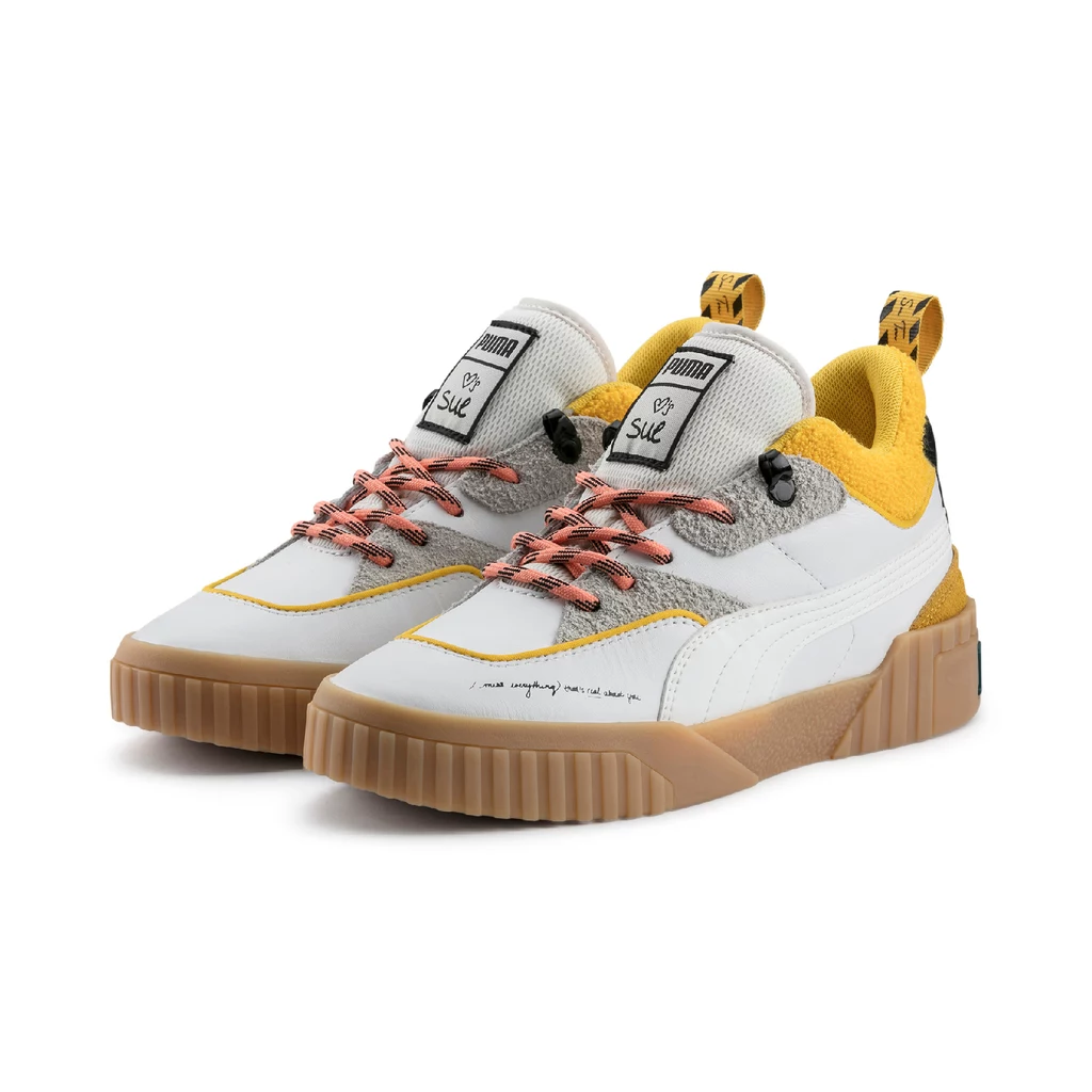 Sneakersy, wchodzące w kolekcję PUMA x SUE TSAI, są interpretacją znanych modeli sportowej marki, takich jak PUMA Cali, PUMA Aeon, PUMA NOVA i PUMA Basket. Sneakersy, wchodzące w kolekcję PUMA x SUE TSAI, są interpretacją znanych modeli sportowej marki, takich jak PUMA Cali, PUMA Aeon, PUMA NOVA i PUMA Basket.