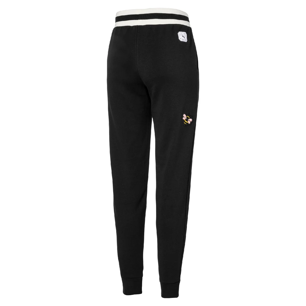 Kolekcja PUMA x SUE TSAI składa się z dziewczęcych koszulek, kurtek, bluz i spodni dresowych, ozdobionych haftami, naszywkami, printami i grafikami. Kolekcja PUMA x SUE TSAI składa się z dziewczęcych koszulek, kurtek, bluz i spodni dresowych, ozdobionych haftami, naszywkami, printami i grafikami.
