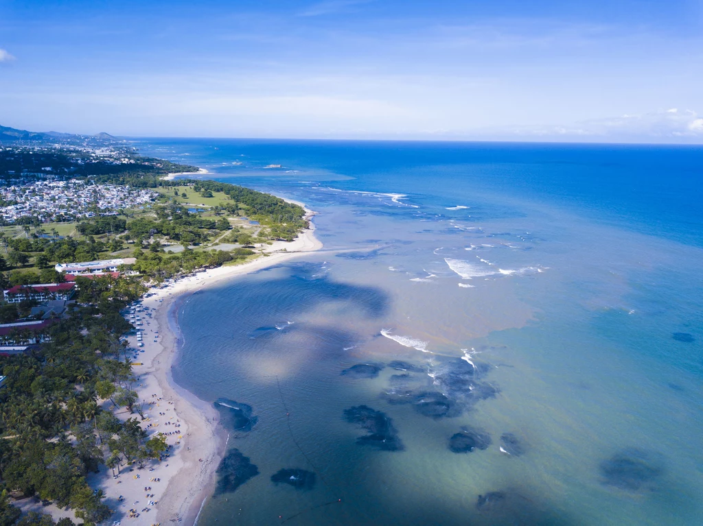 W odległości 60 km leży miasto Puerto Plata rozbawione rytmami merengue. Zbudowano tu jeden z najstarszych fortów w celu obrony przed piratami – Fortaleza de San Filipe. Historia walk o niego jest pasjonująca jak książka przygodowa. W odległości 60 km leży miasto Puerto Plata rozbawione rytmami merengue. Zbudowano tu jeden z najstarszych fortów w celu obrony przed piratami – Fortaleza de San Filipe. Historia walk o niego jest pasjonująca jak książka przygodowa.