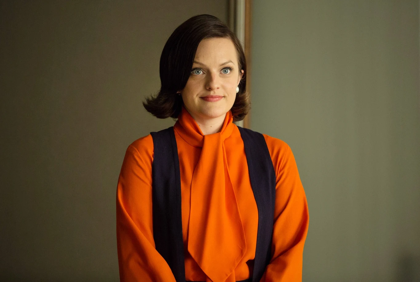 Równocześnie aktorka pojawiała się w filmach kinowych. Zagrała u boku Winony Ryder i Angeliny Jolie w "Przerwanej lekcji muzyki". Wcieliła się w niej w nastolatkę, która została oszpecona w skutek spowodowanego przez siebie pożaru. W 2003 roku wzbudziła sensację swoją kreacją w niezależnym dramacie "Virgin". Zagrała w nim dziewczynę, która odkrywa, że jest w ciąży, chociaż nigdy nie uprawiała seksu. Uznaje, że nosi dziecko Boże, co prowadzi do konfliktu z jej rodziną i mieszkańcami małego miasteczka, w którym żyje.

Na zdjęciu: Elisabeth Moss w serialu "Mad Men"
