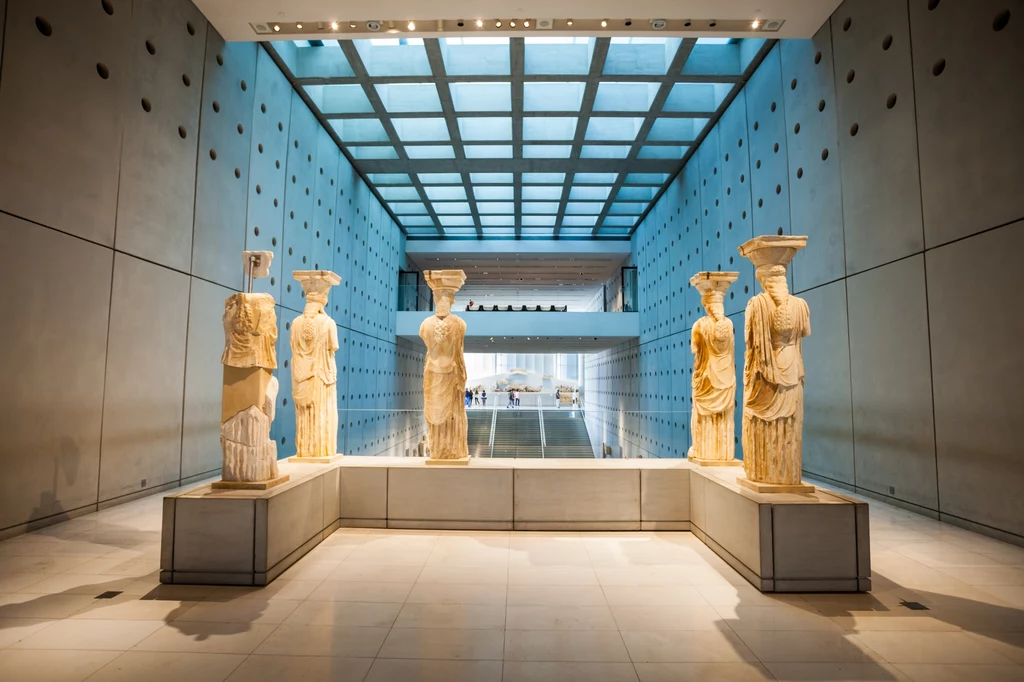 Muzeum Akropolu - tu przeniesiono większość ocalałych rzeźb ze wzgórza, m.in. kolumny-posągi, czyli tzw. kariatydy ze świątyni Erechtejon. Muzeum Akropolu - tu przeniesiono większość ocalałych rzeźb ze wzgórza, m.in. kolumny-posągi, czyli tzw. kariatydy ze świątyni Erechtejon.