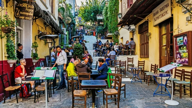 Plaka - oto dzielnica artystów oraz wąskich uliczek z mnóstwem kawiarni i restauracji. Po zmroku tam przenosi się życie towarzyskie Aten.