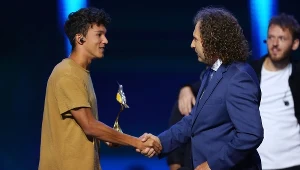 Frans odbiera Bursztynowego Słowika z rąk prezydenta Sopotu Jacka Karnowskiego