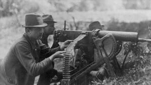 III powstanie śląskie - powstańczy ciężki karabin maszynowy Maxim wz. 1908 na podstawie saneczkowej w akcji nad Odrą