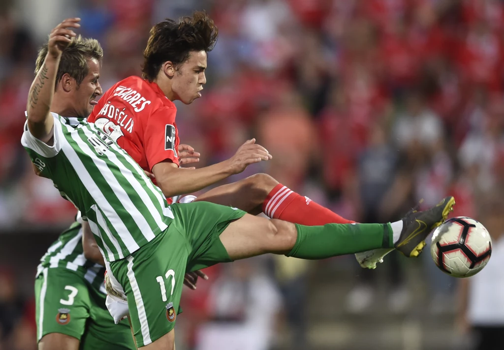 Fabio Coentrao i Joao Felix w walce o piłkę Fabio Coentrao i Joao Felix w walce o piłkę