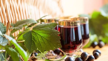 Sok z czarnej porzeczki to cenne źródło witamin, minerałów i przeciwutleniaczy. Jakie posiada właściwości?