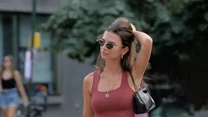 Ratajkowski urodziła się w Londynie, a wychowywała w Kalifornii. Dziś dużo czasu spędza w Nowym Jorku, gdzie ma apartament.