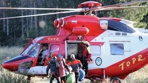 Poszukiwania grotołazów w Jaskini Wielkiej Śnieżnej. Śmigłowiec ratowniczy TOPR, który przetransportował jeden z zespołów ratowników, na lądowisku w pobliżu centrali Tatrzańskiego Ochotniczego Pogotowia Ratunkowego