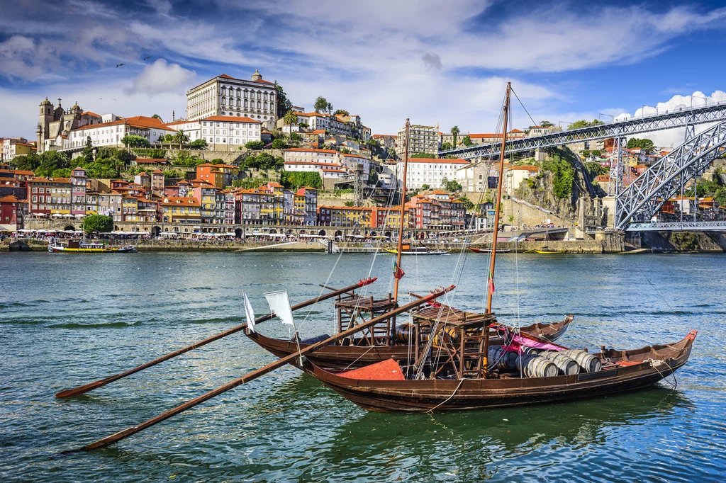 Widok na rzekę Douro. Na pierwszym planie łódki do przewożenia beczek