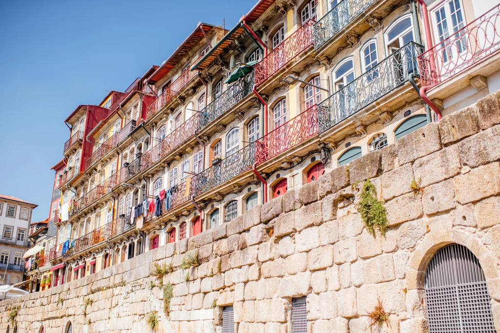 W Porto wiele budynków ma kolorowe fasady. Charakterystyczne są też zielone, drewniane drzwi