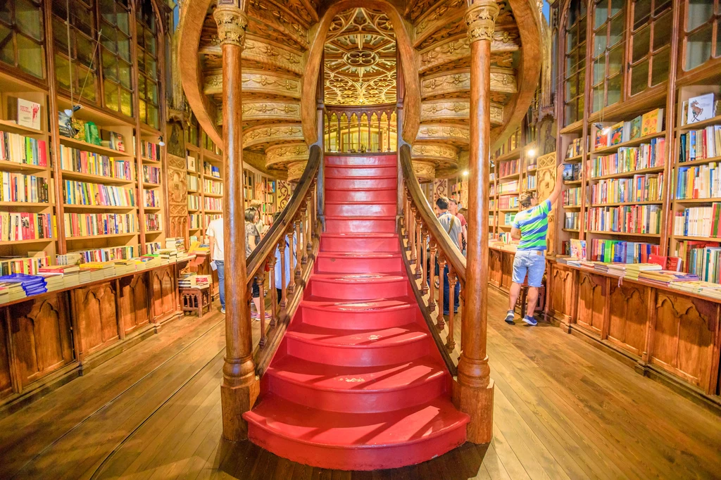 Księgarnia Lello jest uważana za jedną z najpiękniejszych na świecie