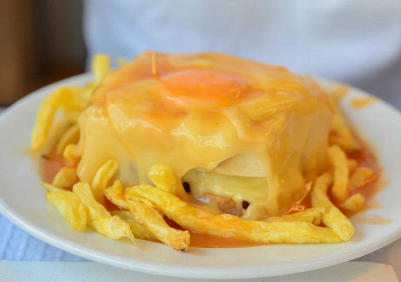Francesinha to jedna z najbardziej kalorycznych kanapek