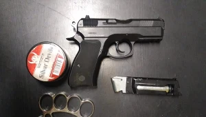 24-latek posiadał wiatrówkę i kastet