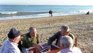Katalończycy grający na plaży w Barcelonie, zdj. ilustracyjne 