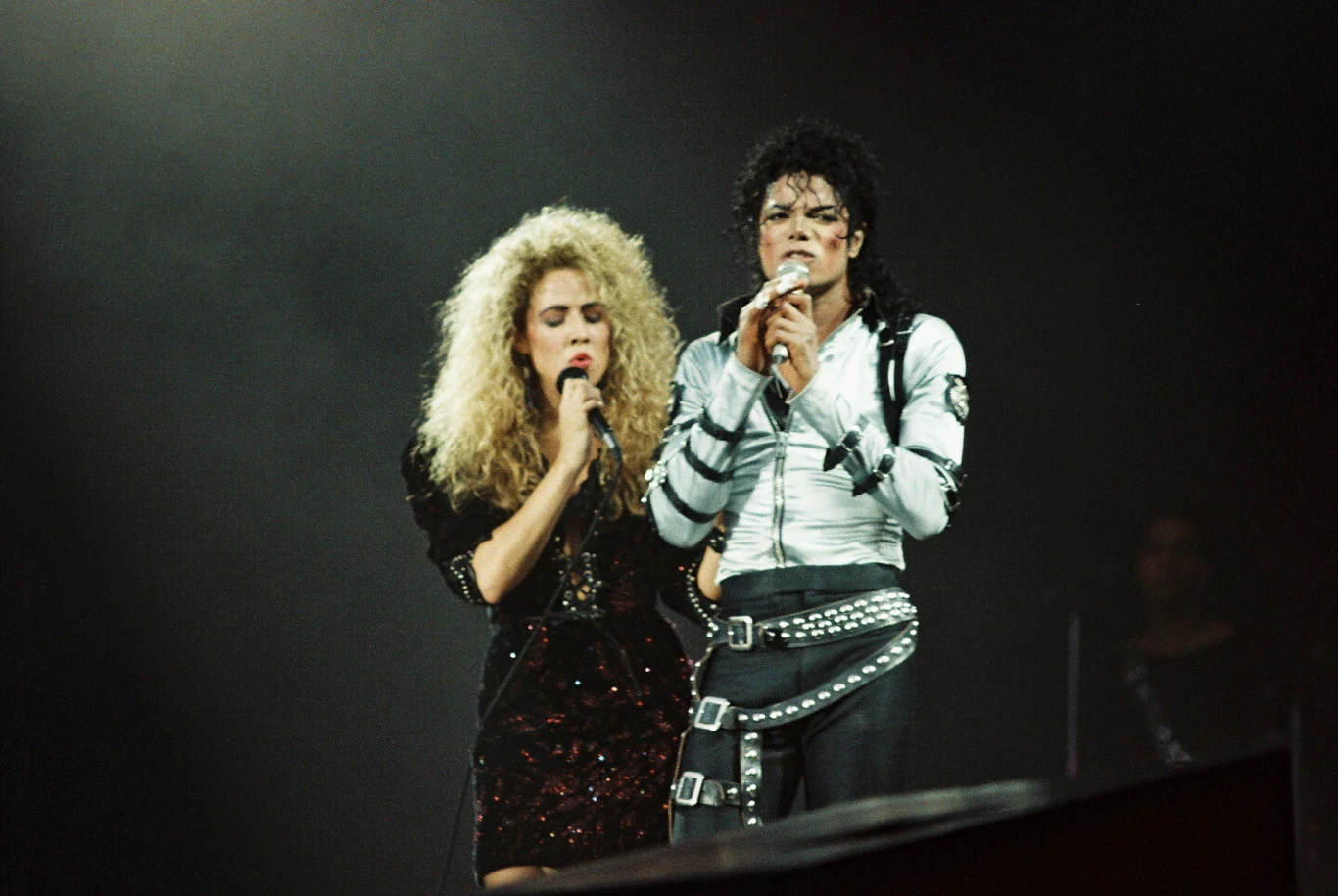 Sheryl Crow na scenie z Michaelem Jacksonem Sheryl Crow na scenie z Michaelem Jacksonem