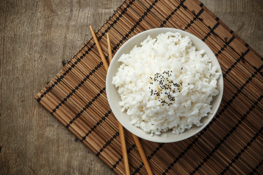 Ryż Zjedzenie miseczki ryżu może przynieść twoim jelitom wiele radości. W długofalowym badaniu przeprowadzonym w Japonii ustalono, że osoby, które regularnie jedzą ryż, są aż o 41 proc. mniej narażone na zaparcia. Wszystko dzięki błonnikowi, który jest zawarty w ziarnach ryżu. Warto jednak wiedzieć, że w brązowej odmianie jest go aż 4 razy więcej! Ryż Zjedzenie miseczki ryżu może przynieść twoim jelitom wiele radości. W długofalowym badaniu przeprowadzonym w Japonii ustalono, że osoby, które regularnie jedzą ryż, są aż o 41 proc. mniej narażone na zaparcia. Wszystko dzięki błonnikowi, który jest zawarty w ziarnach ryżu. Warto jednak wiedzieć, że w brązowej odmianie jest go aż 4 razy więcej!