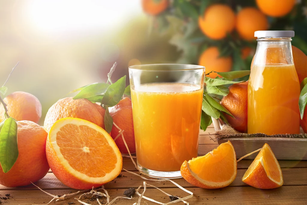 Pomarańcze Wybieraj jak największe okazy, ponieważ duża pomarańcza zawiera aż 4 gramy błonnika i tylko 86 kalorii. Poza tym, owoce cytrusowe są bogate we flawonol - naryngeninę, który ma działanie przeczyszczające i jest skutecznym środkiem w leczeniu zaparć. Pomarańcze Wybieraj jak największe okazy, ponieważ duża pomarańcza zawiera aż 4 gramy błonnika i tylko 86 kalorii. Poza tym, owoce cytrusowe są bogate we flawonol - naryngeninę, który ma działanie przeczyszczające i jest skutecznym środkiem w leczeniu zaparć.