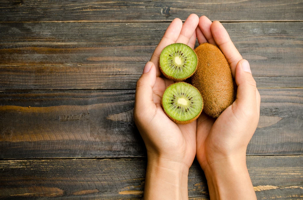 Kiwi Wadą wielu owoców jest wysoka zawartość owocowego cukru – fruktozy, który tuczy i może powodować gazy. Kiwi ma niewiele cukru, co w połączeniu z dużą ilością błonnika, ma niezwykle korzystne działanie na trawienie. Dodatkowa zaleta: bardzo wysoką zawartość witaminy C. Kiwi Wadą wielu owoców jest wysoka zawartość owocowego cukru – fruktozy, który tuczy i może powodować gazy. Kiwi ma niewiele cukru, co w połączeniu z dużą ilością błonnika, ma niezwykle korzystne działanie na trawienie. Dodatkowa zaleta: bardzo wysoką zawartość witaminy C.