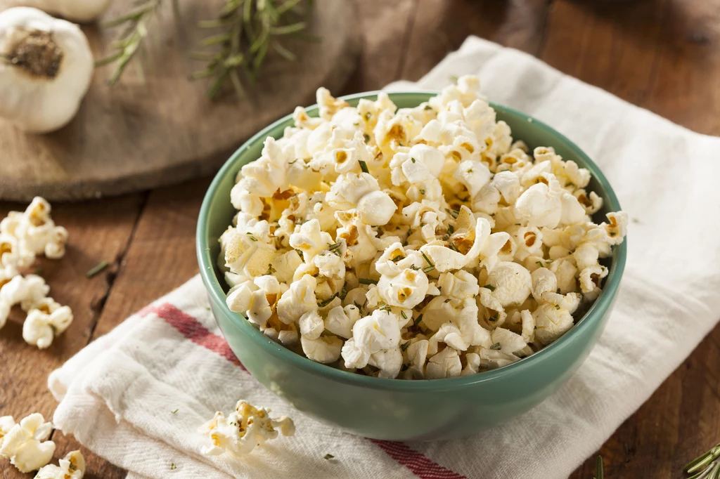 Popcorn Trzy szklanki popcornu zawierają aż 4 gramy błonnika i tylko 93 kalorie, jest to więc zdecydowanie zdrowsza przekąska niż chipsy, nachosy czy słone paluszki. Popcorn dobrze jednak zrobić samemu, w domu – wystarczy na niewielką ilość oleju wrzucić wysuszone ziarna kukurydzy. Gotowe zestawy do robienia popcornu w mikrofalówce często zwierają bowiem masę soli i sztucznych dodatków. Popcorn Trzy szklanki popcornu zawierają aż 4 gramy błonnika i tylko 93 kalorie, jest to więc zdecydowanie zdrowsza przekąska niż chipsy, nachosy czy słone paluszki. Popcorn dobrze jednak zrobić samemu, w domu – wystarczy na niewielką ilość oleju wrzucić wysuszone ziarna kukurydzy. Gotowe zestawy do robienia popcornu w mikrofalówce często zwierają bowiem masę soli i sztucznych dodatków.