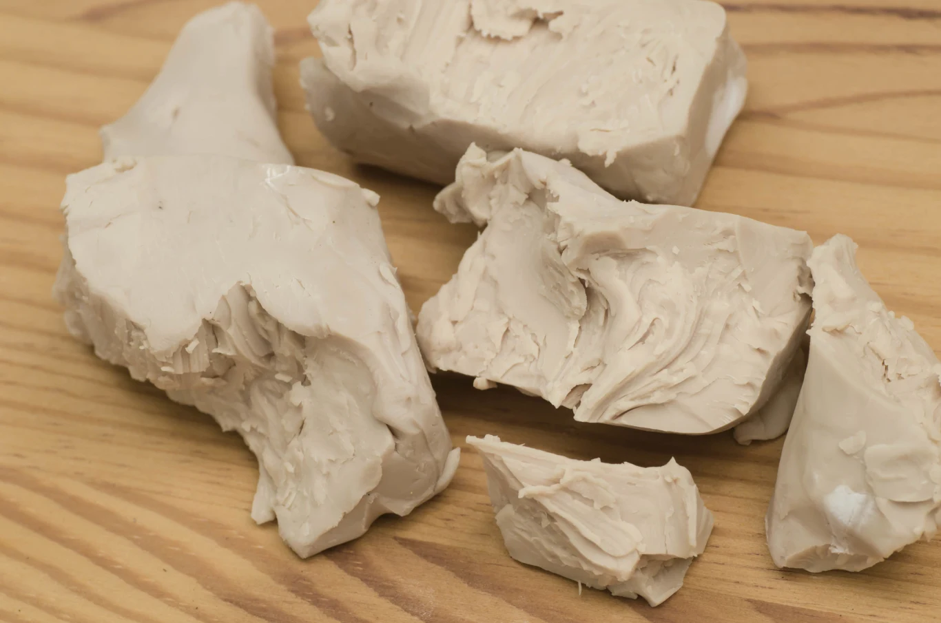 Kultowym produktem spożywczym używanym do pielęgnacji były kiedyś również drożdże. Maseczki na ich bazie stosowano jako niezawodny środek na wypryski i trądzik. Przygotowanie takiego kosmetyku zajmie tylko kilka chwil – wystarczy połączyć ćwiartkę kostki drożdży z ciepłym mlekiem i nałożyć na twarz. Po 10 minutach dokładnie zmyć. Regularne stosowanie na pewno przyniesie efekty.