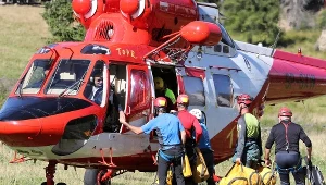 Ratownicy TOPR na lądowisku w pobliżu centrali Tatrzańskiego Ochotniczego Pogotowia Ratunkowego
