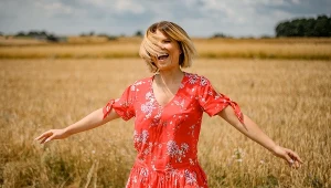 Marta Manowska na planie szóstego sezonu programu "Rolnik szuka żony", fot. z oficjalnego profilu produkcji TVP na Facebooku