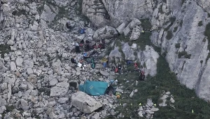  Ratownicy przy wejściu do jaskini Wielkiej Śnieżnej