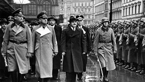 Komisarz ludowy Wiaczesław Mołotow (z prawej), minister spraw zagranicznych Rzeszy Joachim von Ribbentrop (w środku), marszałek Wilhelm Keitel (z lewej) kroczą przed frontem formacji honorowej. Rok 1940