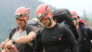 Ratownicy TOPR na lądowisku w pobliżu centrali Tatrzańskiego Ochotniczego Pogotowia Ratunkowego