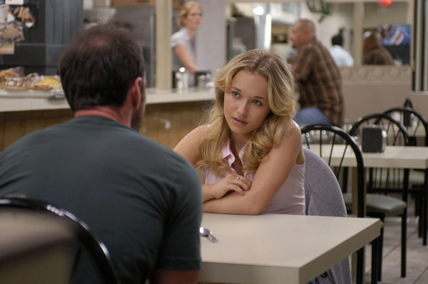 Jednocześnie Panettiere rozwijała swoją karierę filmową. W 1998 roku użyczyła swojego głosu jednej z postaci w animowanym filmie Pixara "Dawno temu w trawie". W 2000 roku pojawiła się w "Tytanach" jako córka granego przez Willa Pattona trenera drużyny footballowej. W "Mamie na obcasach" z 2004 roku wcieliła się w piętnastoletnią sierotę, która razem ze swoim rodzeństwem trafia pod opiekę granej przez Kate Hudson ciotki.
Na zdjęciu: Hayden Panettiere w filmie "Architekt" (2006) Jednocześnie Panettiere rozwijała swoją karierę filmową. W 1998 roku użyczyła swojego głosu jednej z postaci w animowanym filmie Pixara "Dawno temu w trawie". W 2000 roku pojawiła się w "Tytanach" jako córka granego przez Willa Pattona trenera drużyny footballowej. W "Mamie na obcasach" z 2004 roku wcieliła się w piętnastoletnią sierotę, która razem ze swoim rodzeństwem trafia pod opiekę granej przez Kate Hudson ciotki.
Na zdjęciu: Hayden Panettiere w filmie "Architekt" (2006)