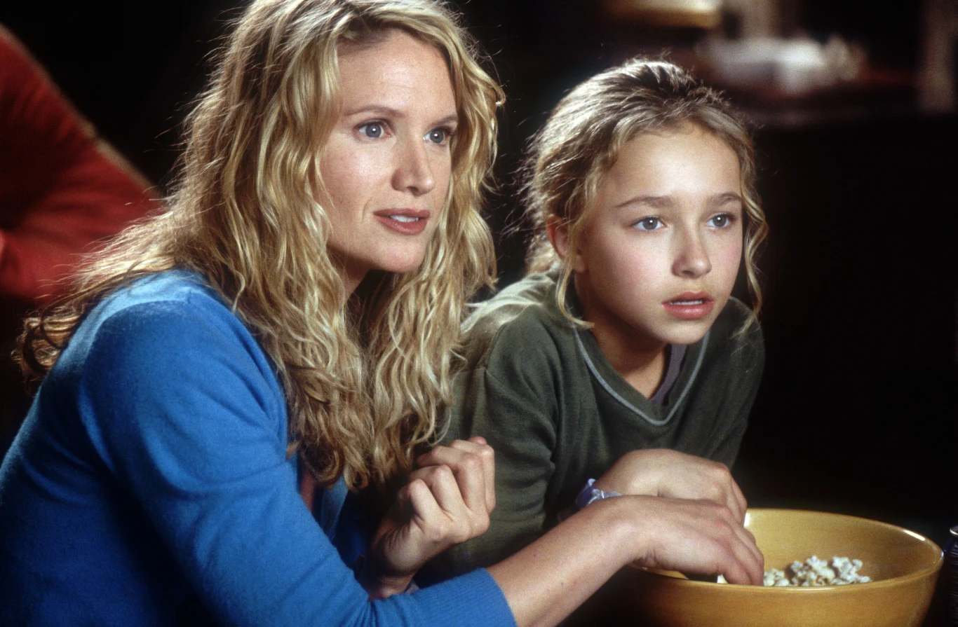 Panettiere przyszła na świat w Nowym Jorku. Jej matka była aktorką występującą w operach mydlanych. Gdy Hayden miała jedenaście miesięcy, pojawiła się w reklamie zabawek. Swoją pierwszą rolę otrzymała w wieku pięciu lat, gdy zaczęła występować w telenoweli "Tylko jedno życie". Pojawiała się w niej od 1994 do 1997 roku. Swoją pierwszą ważniejszą rolę telewizyjną zagrała w piątym sezonie popularnego serialu "Ally McBeal", w którym wcieliła się w córkę tytułowej bohaterki.
Kelly Lynch i Hayden Panettiere w filmie "Niejaki Joe" (2001) Panettiere przyszła na świat w Nowym Jorku. Jej matka była aktorką występującą w operach mydlanych. Gdy Hayden miała jedenaście miesięcy, pojawiła się w reklamie zabawek. Swoją pierwszą rolę otrzymała w wieku pięciu lat, gdy zaczęła występować w telenoweli "Tylko jedno życie". Pojawiała się w niej od 1994 do 1997 roku. Swoją pierwszą ważniejszą rolę telewizyjną zagrała w piątym sezonie popularnego serialu "Ally McBeal", w którym wcieliła się w córkę tytułowej bohaterki.
Kelly Lynch i Hayden Panettiere w filmie "Niejaki Joe" (2001)