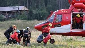 Ratownicy TOPR na lądowisku w pobliżu centrali Tatrzańskiego Ochotniczego Pogotowia Ratunkowego