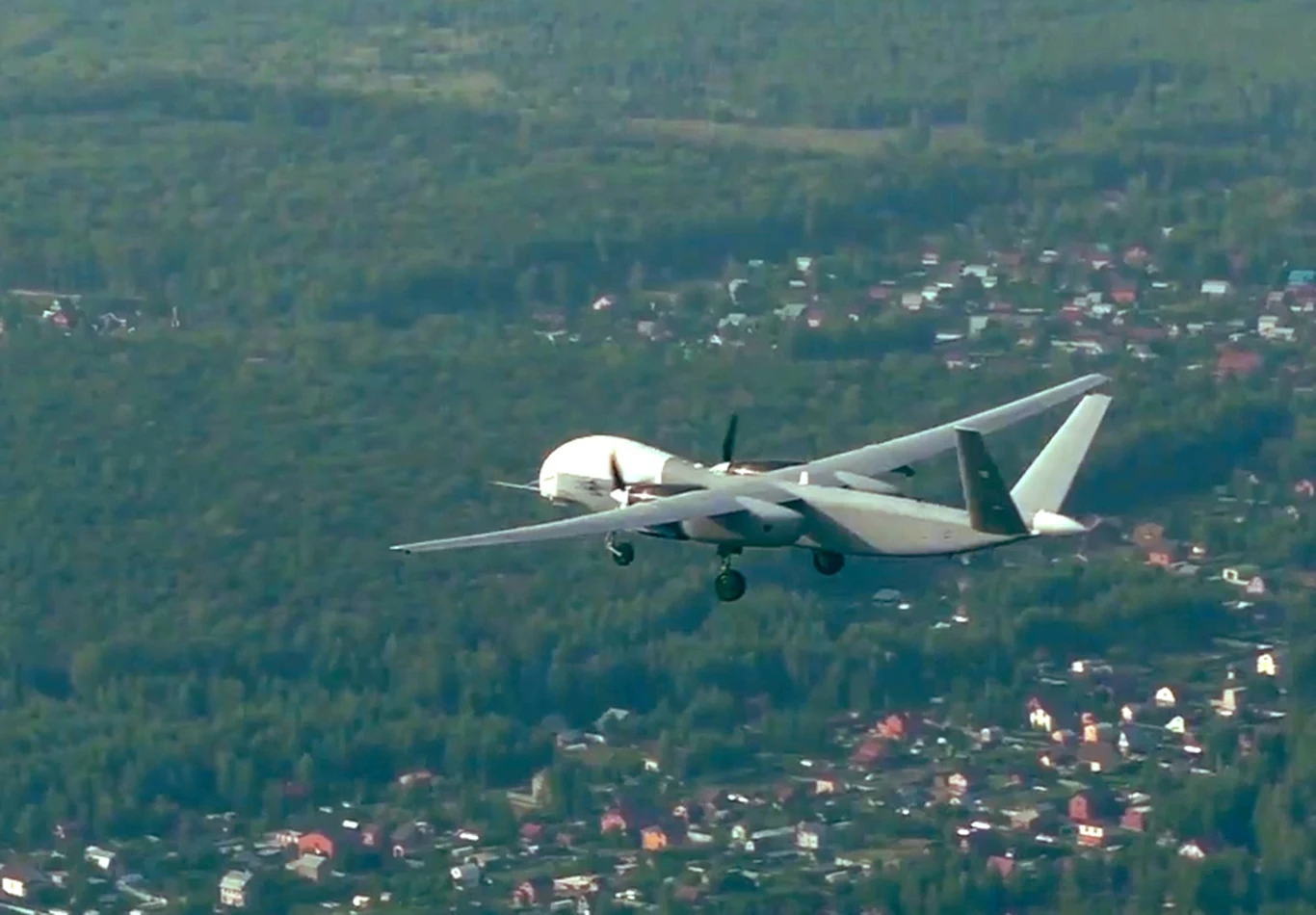 Różne źródła podają, że dron waży około 5-6 ton. Serwis Military Russia informuje, że dron będzie mógł latać bez przerwy przez dwie doby, mieć zasięg 10 tys. km i będzie mógł przenosić do dwóch ton uzbrojenia lub wyposażenia rozpoznawczego. Rosjanie planują zbudować dwie wersje Altiusa – uderzeniową i rozpoznawczą.