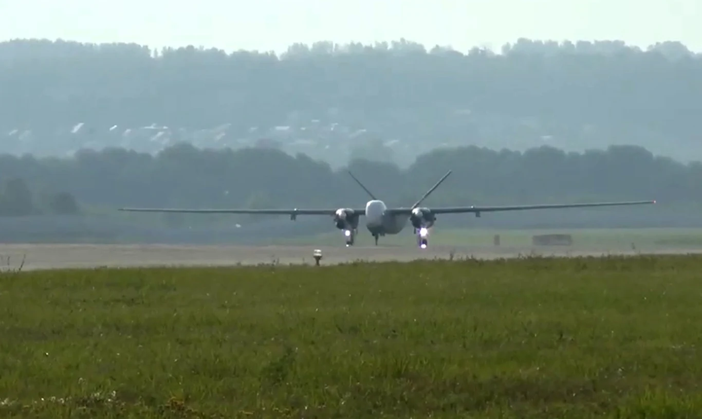 Rosyjskie i zachodnie media porównują Altiusa do amerykańskiego MQ-9 Reaper, który został oblatany w 2001 roku. Reaper jest pierwszym w historii dronem „myśliwym - zabójcą”. Może przenosić do 1360 kg uzbrojenia podwieszanego na sześciu węzłach podskrzydłowych. Podobnie ma być uzbrojona rosyjska maszyna. Rosjanie w ramach programu modernizacji armii mają zamiar wydać na nowe typy dużych dronów nawet 20 bilionów rubli.