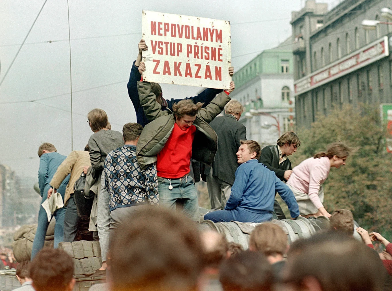 W pierwszym rzucie do Czechosłowacji wkroczyło 250 tysięcy żołnierzy i 4200 czołgów. W drugim rzucie znalazło się 200 tys. żołnierzy i 2300 czołgów. Polska 2. Armia liczyła 24 tysiące żołnierzy, 647 czołgów, 566 transporterów plus artyleria i 24 śmigłowce. W polskim społeczeństwie interwencja w Czechosłowacji wywołała falę oburzenia. Porównywano ją do zajęcia Zaolzia w 1938 roku, mówiono o hańbie i zdradzie.