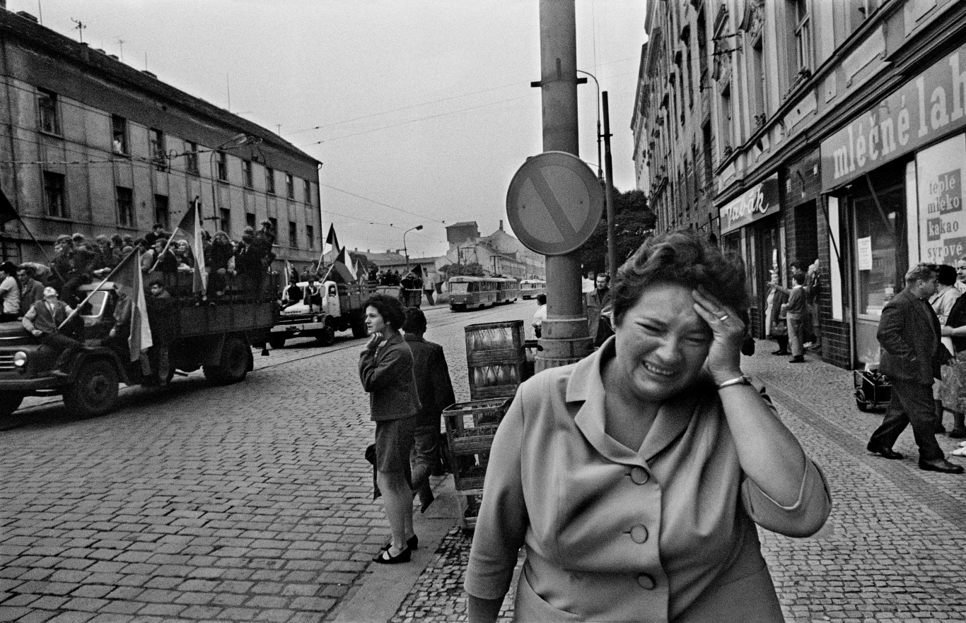 Żołnierze Wojska Polskiego aktywnie współdziałali w likwidowaniu oporu Czechosłowaków. Komandosi z Dziwnowa opanowali i unieruchomili radiostację w pobliżu Mielnika, stację telewizyjną w Trutnowie i przekaźnik w Pardubicach. Do końca sierpnia zajęli 12 obiektów radiowo-telewizyjnych. Żołnierz z 10. DPanc. Maciej Żytecki wspominał, że do ich czołgu podchodzili Czesi i mówili: "Słuchajcie naszych powstańczych radiostacji". Dodawali również, że oni walczą tutaj o swoją wolność, i żeby Polacy im w tym nie przeszkadzali.