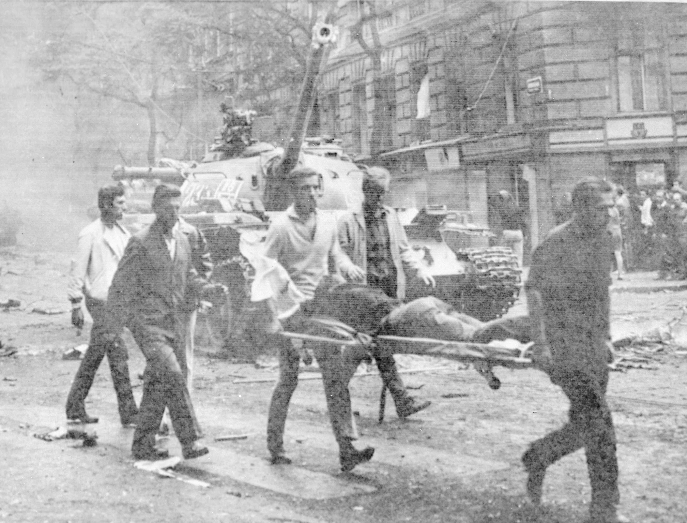 Niestety, Polacy przeszkadzali. W każdym zajętym mieście powstawał polski garnizon wojskowy, który odpowiadał za porządek i prowadzenie działalności propagandowej. Każde antykomunistyczne wystąpienie miało być karane. Dlatego niektórzy Czesi do dziś nie potrafią Polsce zapomnieć udziału Wojska Polskiego w Operacji "Dunaj".