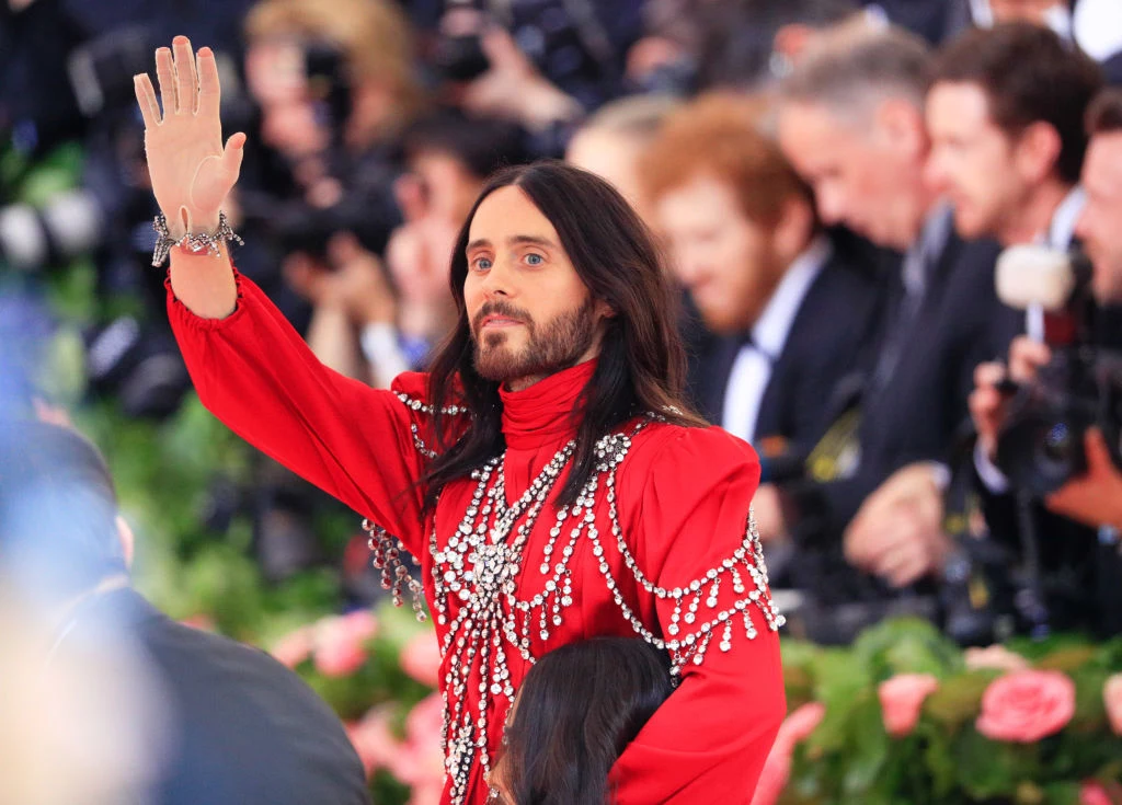 Jared Leto to wszechstronnie uzdolniony gwiazdor. Ma nie tylko świetny głos, ale potrafi również grać na kilku instrumentach. Jest też świetnym aktorem