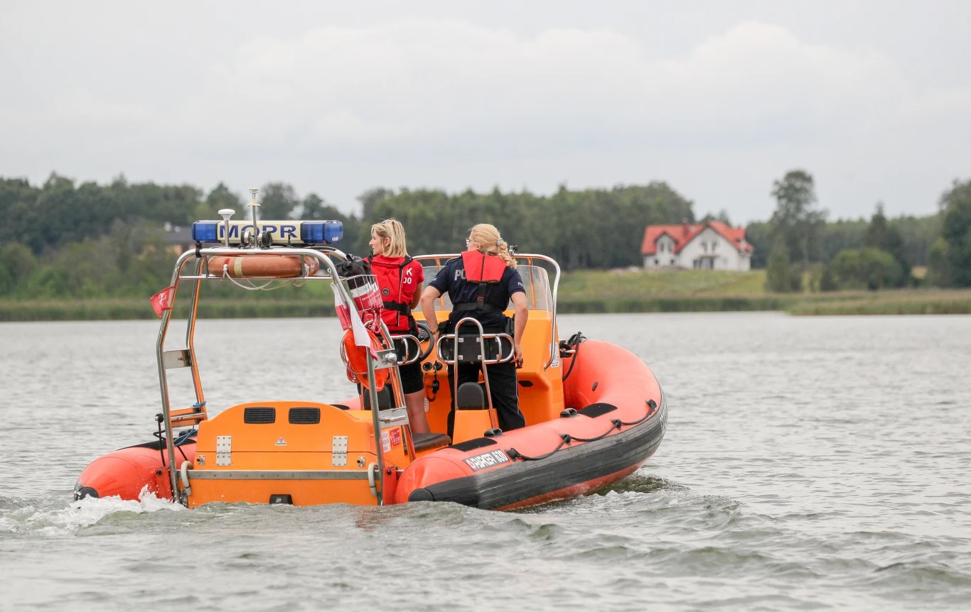 Nad ranem 18 sierpnia policja otrzymała wezwanie od wędkarzy, którzy zauważyli motorówkę dryfującą na wodzie. Była pusta. Na brzeg udało się wydostać 27-letniej Ewie, towarzyszce Piotra. 